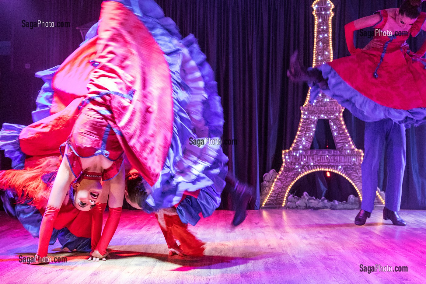 SPECTACLE DE DANSE (FRENCH CANCAN) A BORD DU BATEAU DE CROISIERE ASTORIA, SPITZBERG, SVALBARD, OCEAN ARCTIQUE, NORVEGE 