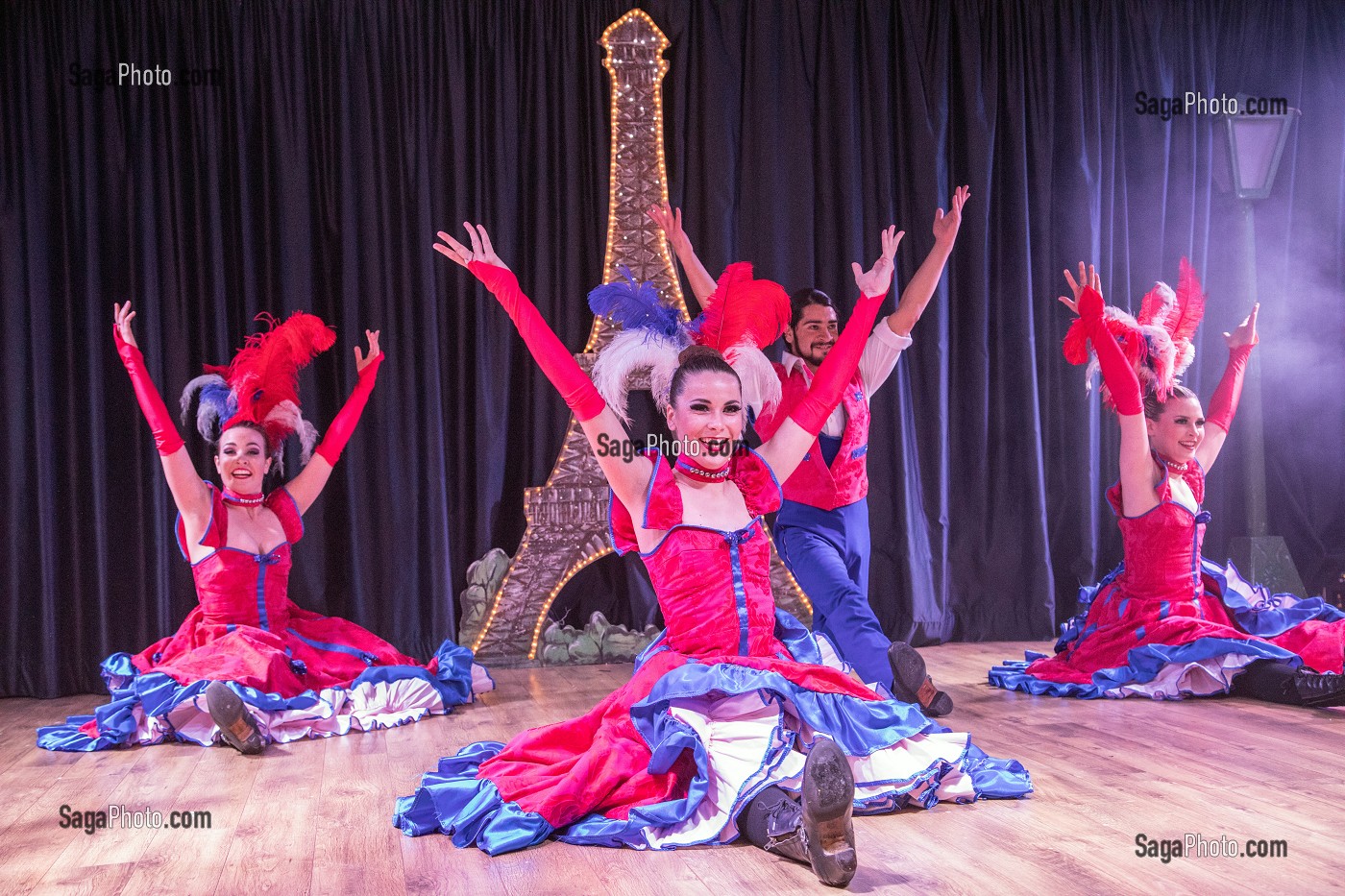 SPECTACLE DE DANSE (FRENCH CANCAN) A BORD DU BATEAU DE CROISIERE ASTORIA, SPITZBERG, SVALBARD, OCEAN ARCTIQUE, NORVEGE 