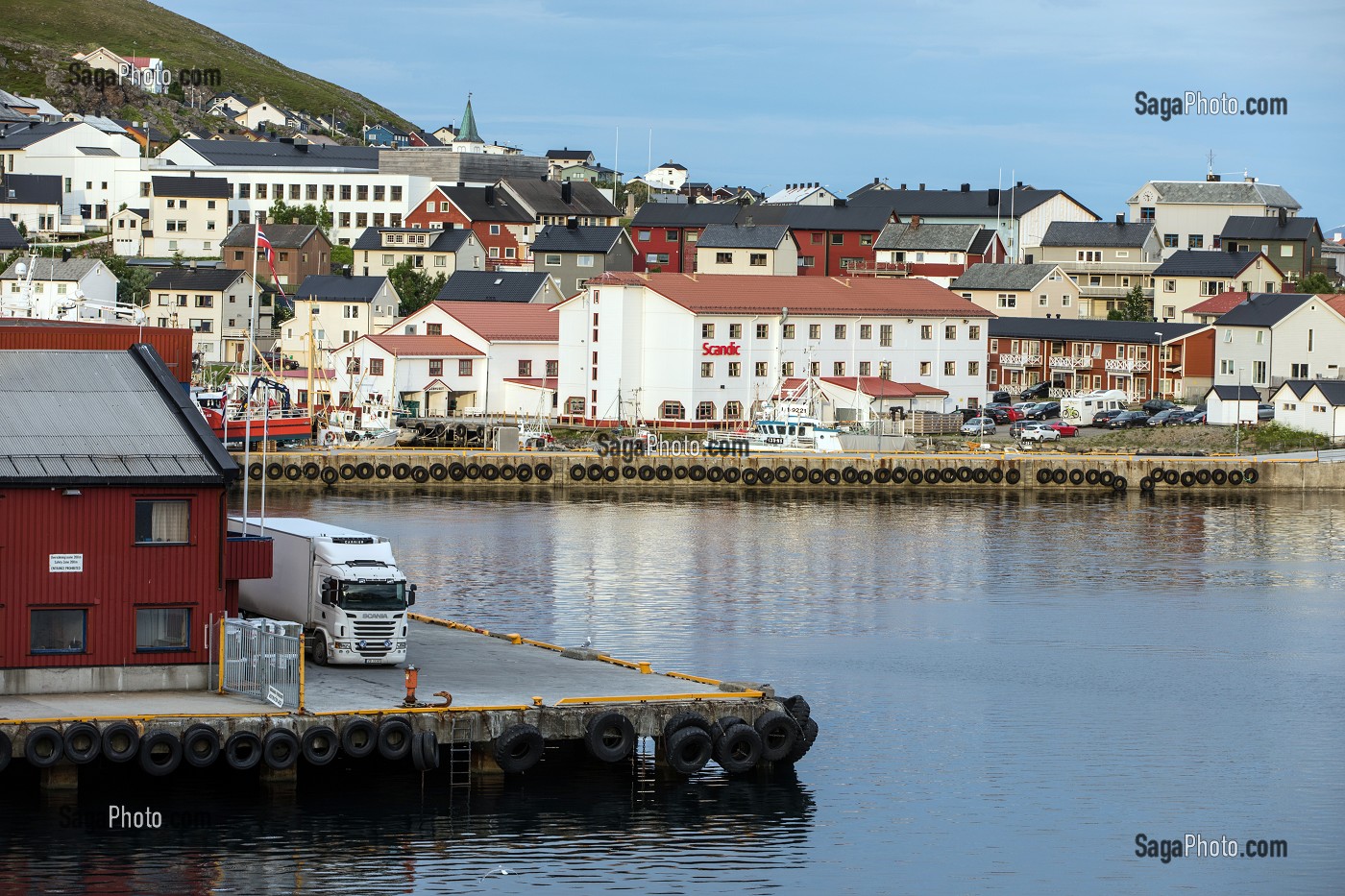 PORT DU VILLAGE DE HONNIGSVAG, ILE DE MAGEROYA, FINNMARK, OCEAN ARCTIQUE, NORVEGE 