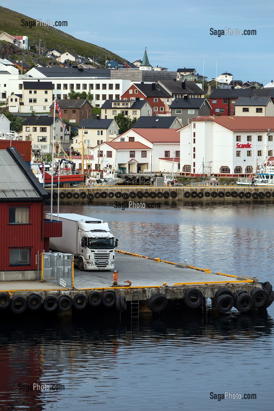 PORT DU VILLAGE DE HONNIGSVAG, ILE DE MAGEROYA, FINNMARK, OCEAN ARCTIQUE, NORVEGE 