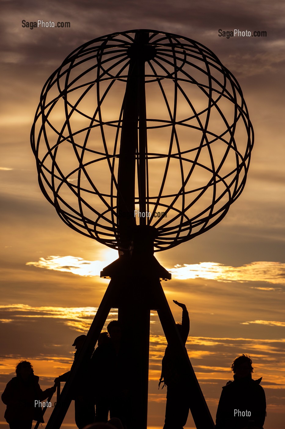 LE GLOBE TERRESTRE, MONUMENT DU CAP NORD SYMBOLE DU POINT LE PLUS SEPTENTRIONAL D'EUROPE, VILLAGE DE NORDKAPP, FINNMARK, OCEAN ARCTIQUE, NORVEGE 