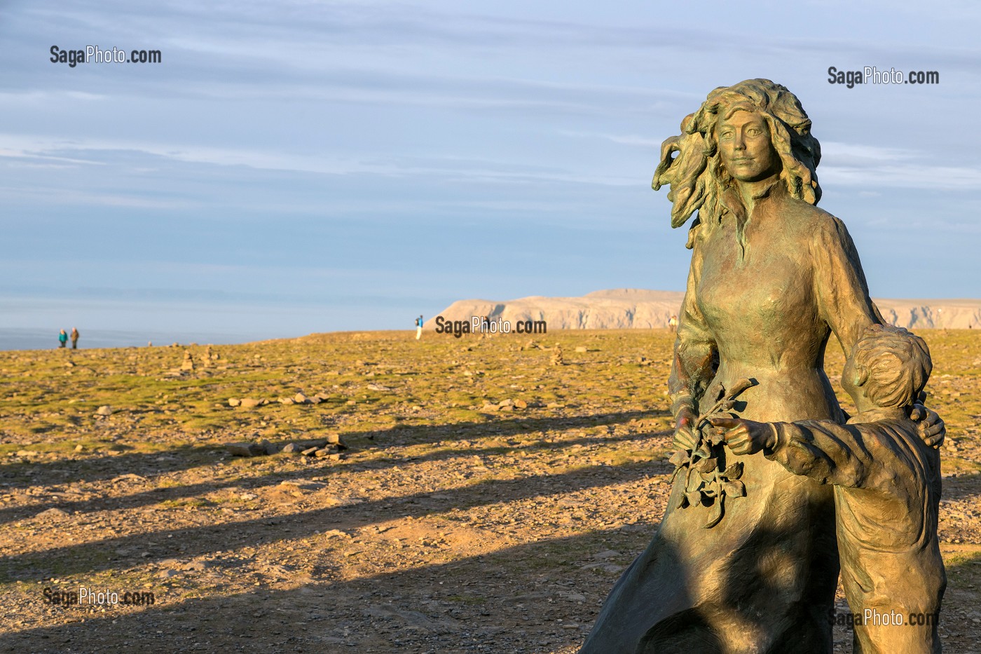 SCULPTURE DES ENFANTS DU MONDE, MONUMENT POUR LA PAIX, CAP NORD, VILLAGE DE NORDKAPP, FINNMARK, OCEAN ARCTIQUE, NORVEGE 
