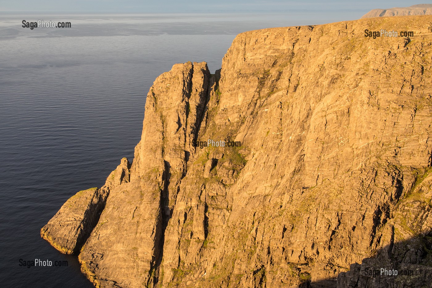 FALAISES HAUTE DE 306 METRES DU CAP NORD, VILLAGE DE NORDKAPP, FINNMARK, OCEAN ARCTIQUE, NORVEGE 