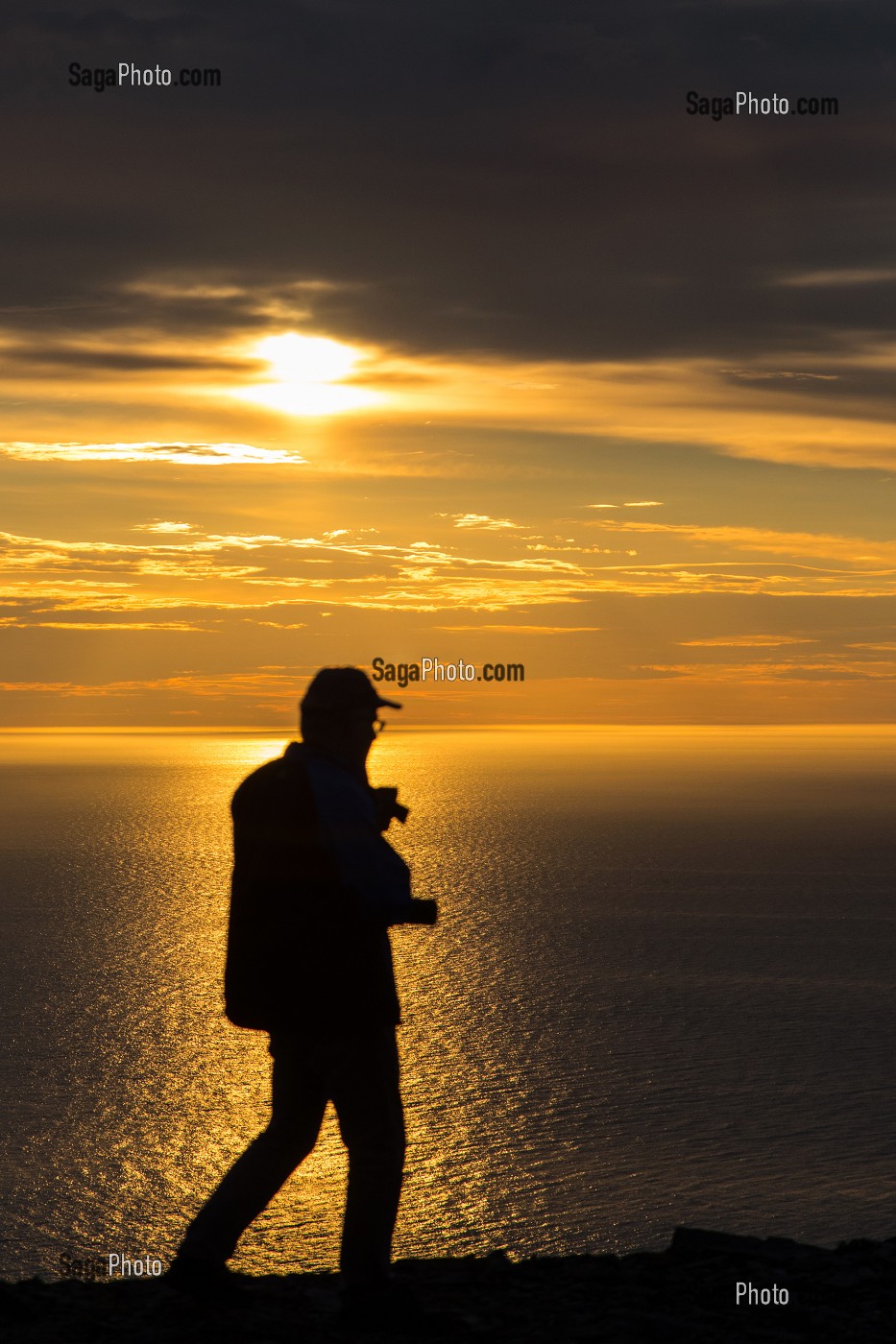 COUCHER DE SOLEIL AVEC LE SOLEIL DE MINUIT AU CAP NORD, VILLAGE DE NORDKAPP, FINNMARK, OCEAN ARCTIQUE, NORVEGE 