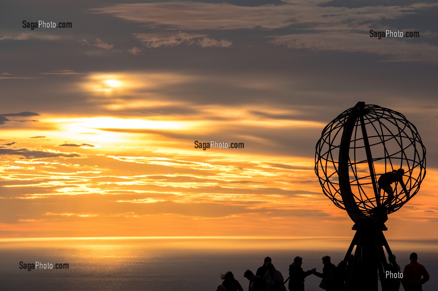 LE GLOBE TERRESTRE, MONUMENT DU CAP NORD SYMBOLE DU POINT LE PLUS SEPTENTRIONAL D'EUROPE, VILLAGE DE NORDKAPP, FINNMARK, OCEAN ARCTIQUE, NORVEGE 