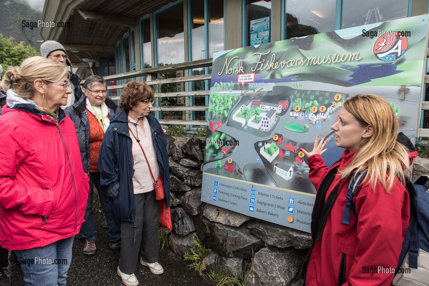 TOURISTES A L'ENTREE DU VILLAGE MUSEE DE PECHEURS DE A (NORSK FISKEVAERSMUSEUM), ILES LOFOTEN, NORVEGE 