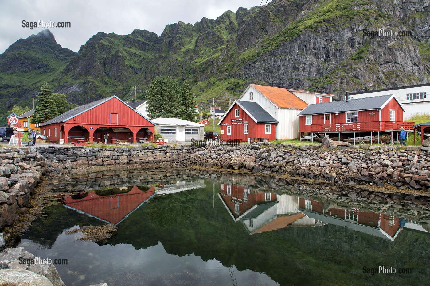 MAISONS TRADITIONNELLES EN BOIS DE COULEUR ROUGE, VILLAGE MUSEE DE PECHEURS DE A (NORSK FISKEVAERSMUSEUM), ILES LOFOTEN, NORVEGE 