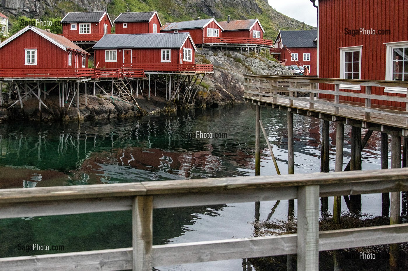 MAISONS TRADITIONNELLES EN BOIS DE COULEUR ROUGE, VILLAGE MUSEE DE PECHEURS DE A (NORSK FISKEVAERSMUSEUM), ILES LOFOTEN, NORVEGE 