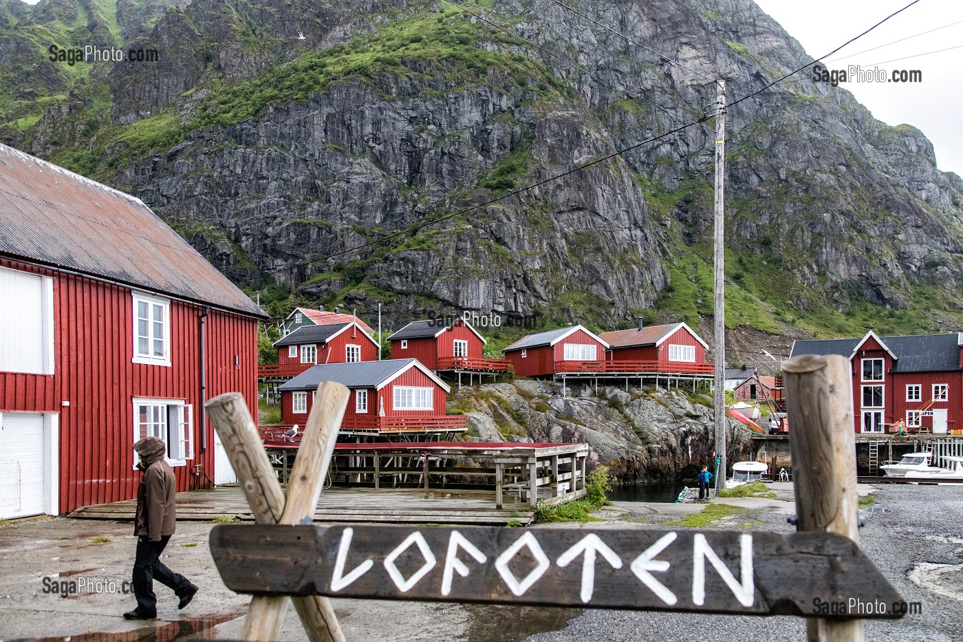 MAISONS TRADITIONNELLES EN BOIS DE COULEUR ROUGE, VILLAGE MUSEE DE PECHEURS DE A (NORSK FISKEVAERSMUSEUM), ILES LOFOTEN, NORVEGE 