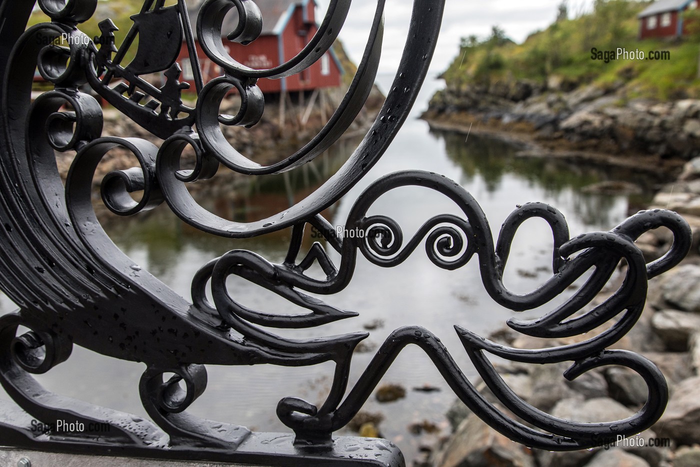 SCULPTURE EN FER FORGE D'UNE PIEUVRE DEVANT LE MUSEE DE LA PECHE, VILLAGE MUSEE DE PECHEURS DE A (NORSK FISKEVAERSMUSEUM), ILES LOFOTEN, NORVEGE 