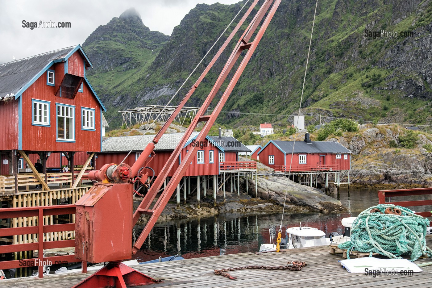 PORT ET MAISONS TRADITIONNELLES EN BOIS DE COULEUR ROUGE, VILLAGE MUSEE DE PECHEURS DE A (NORSK FISKEVAERSMUSEUM), ILES LOFOTEN, NORVEGE 