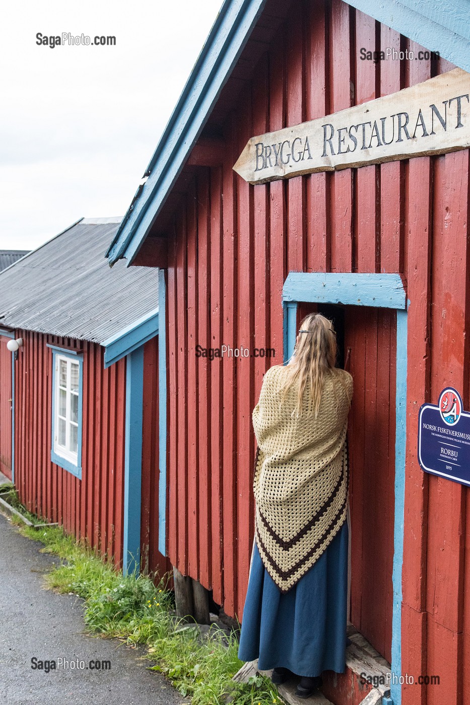 RESTAURANT BRYGGA, MAISONS TRADITIONNELLES EN BOIS DE COULEUR ROUGE, VILLAGE MUSEE DE PECHEURS DE A (NORSK FISKEVAERSMUSEUM), ILES LOFOTEN, NORVEGE 
