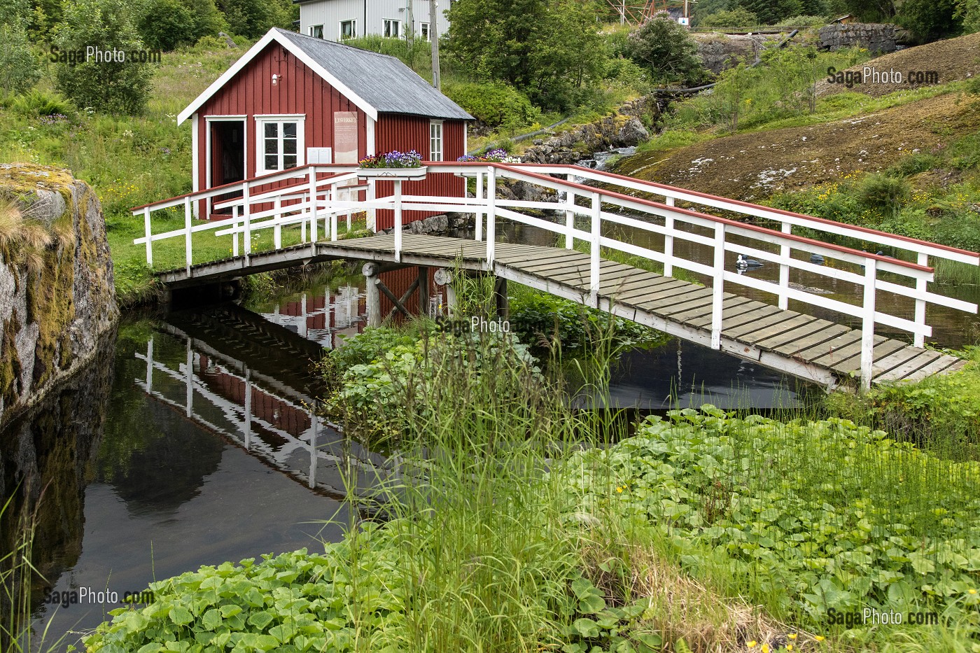 PASSERELLE A L'ENTREE DU VILLAGE DE NUSFJORD, ILES LOFOTEN, NORVEGE 