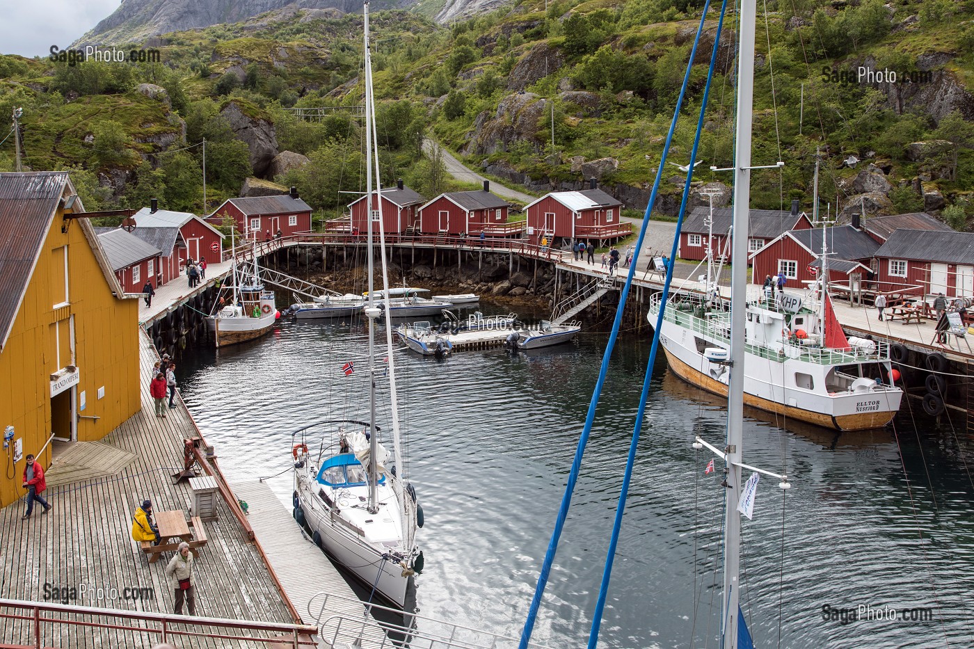 PORT DE PECHE AVEC SES MAISONS DE PECHEURS TRADITIONNELLES EN BOIS DE COULEUR ROUGE ET JAUNE, NUSFJORD, FJORD DE VESTFJORD, ILES LOFOTEN, NORVEGE 