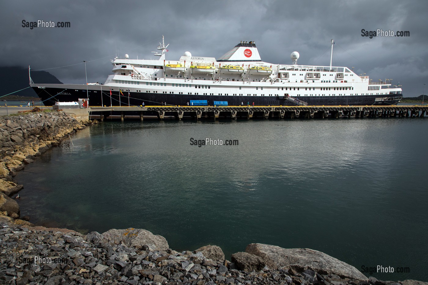 BATEAU DE CROISIERE ASTORIA A QUAI DANS LA BAIE DU VESTFJORD, GRADVAL, ILES LOFOTEN, NORVEGE 