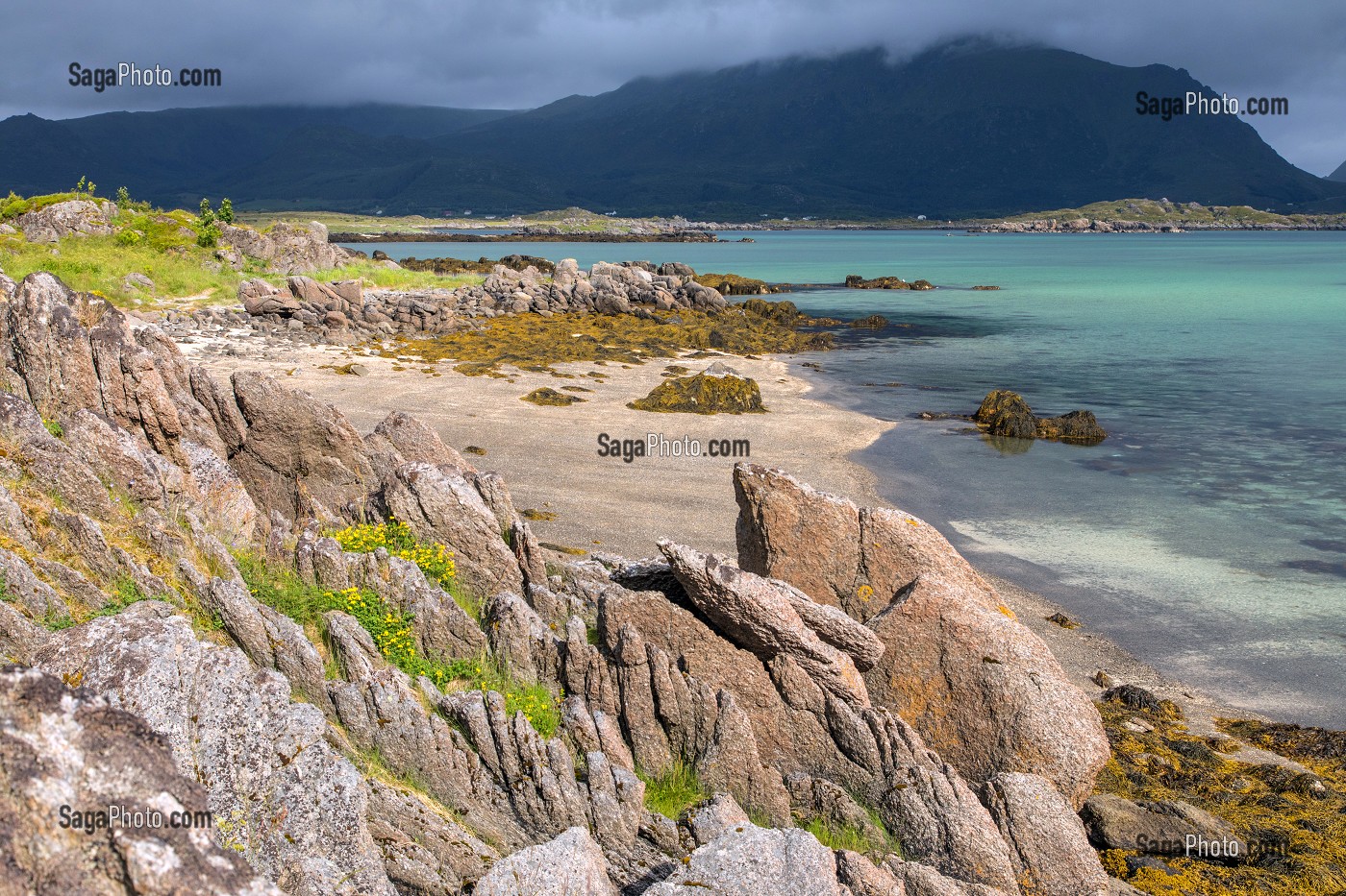 LAGON BLEU DANS LA BAIE DU VESTFJORD, GRADVAL, ILES LOFOTEN, NORVEGE 