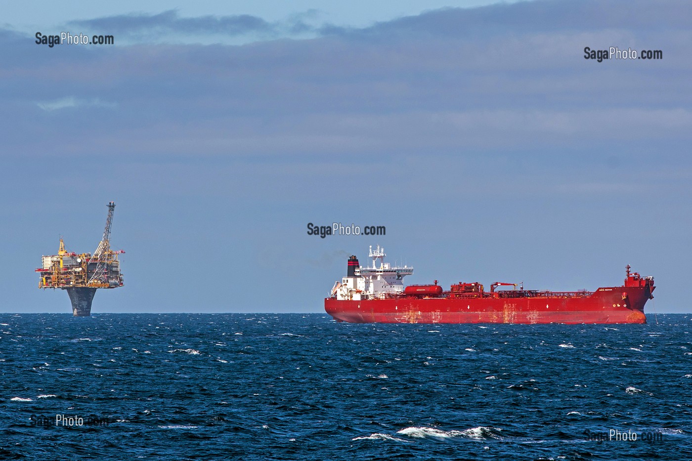 PLATEFORME PETROLIERE ET TANKER PETROLIER EN PLEINE MER AU LARGE DE LA NORVEGE 