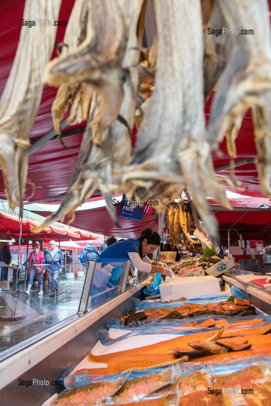 MORUE SECHEE ET SAUMON FUMEE, MARCHE AUX POISSONS, BERGEN, HORDALAND, NORVEGE 