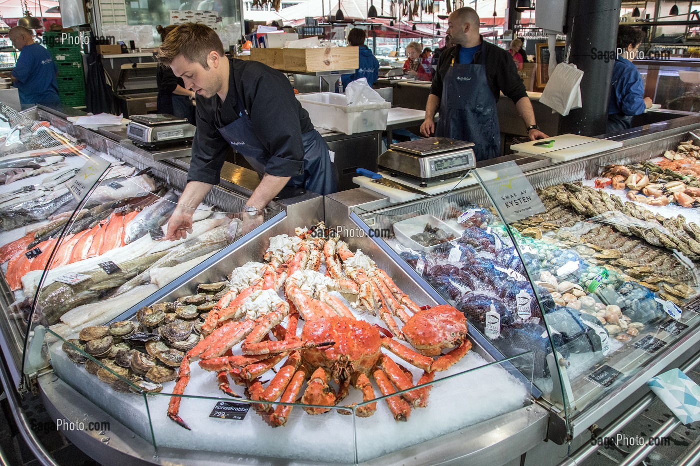 CRABE ROYAL DE KAMTCHATKA, LE PLUS RECHERCHE ET LE PLUS CHER AU MONDE SUR L'ETALAGE DU MARCHE AUX POISSONS, BERGEN, HORDALAND, NORVEGE 