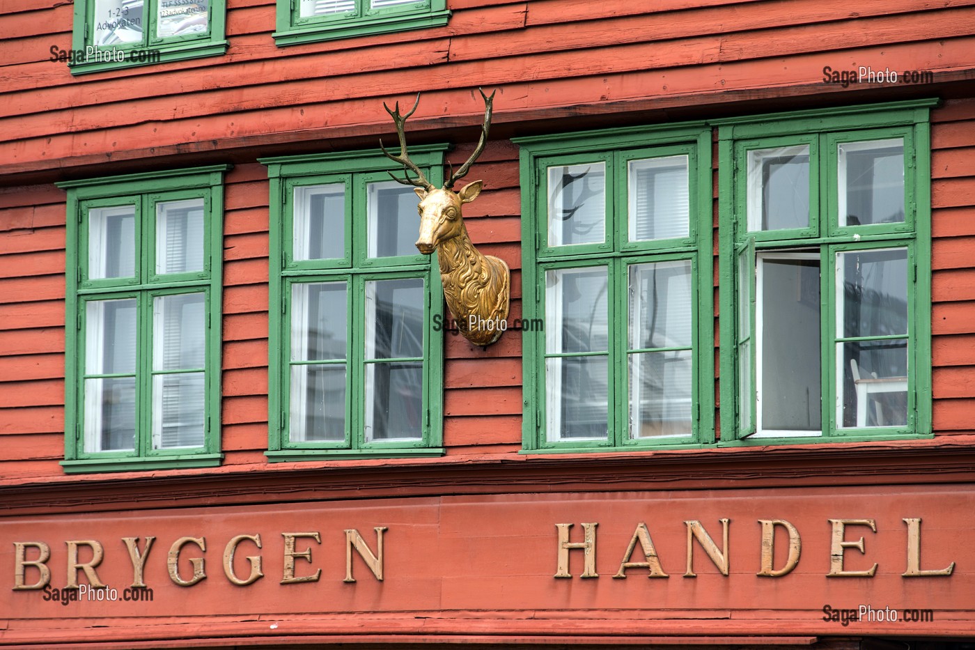 DETAIL D'UNE FACADE EN BOIS DANS LE QUARTIER ANCIEN (BRYGGEN HANDEL), BERGEN, HORDALAND, NORVEGE 