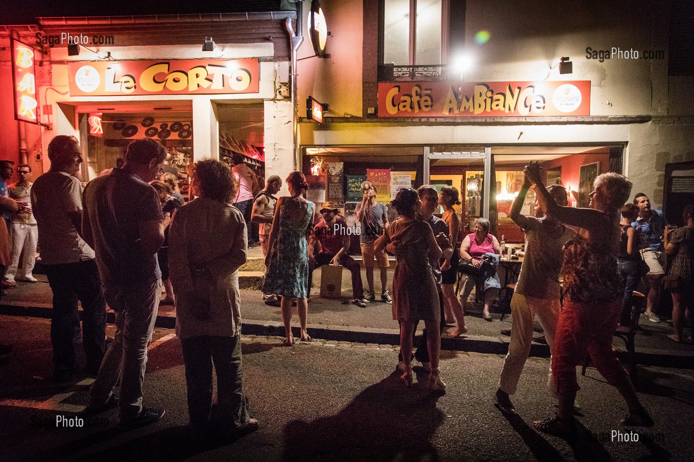 FETE DE LA MUSIQUE DEVANT LE CAFE 'LE CORTO', L'AIGLE (61), FRANCE 
