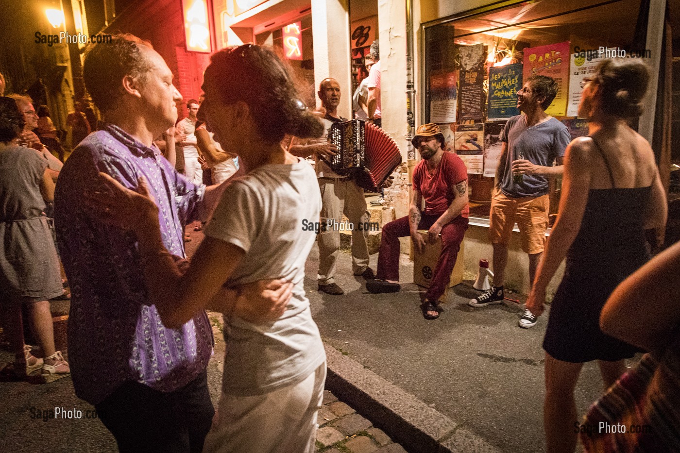 FETE DE LA MUSIQUE DEVANT LE CAFE 'LE CORTO', L'AIGLE (61), FRANCE 