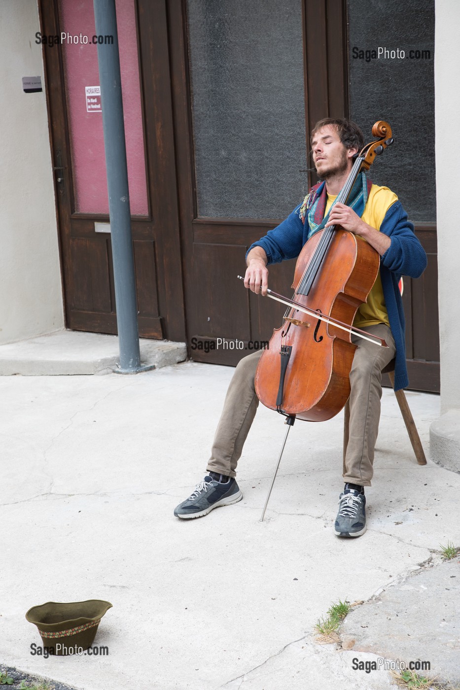 JOUEUR DE VIOLONCELLE DANS LA RUE, LANGEAC (43), FRANCE 