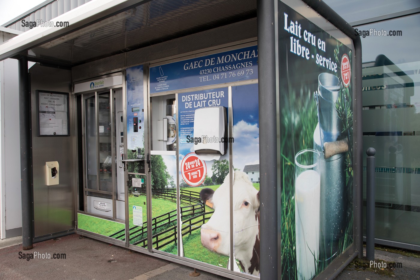 DISTRIBUTEUR AUTOMATIQUE DE LAIT CRU, MAGASIN SUPER U DE LANGEAC (43), FRANCE 