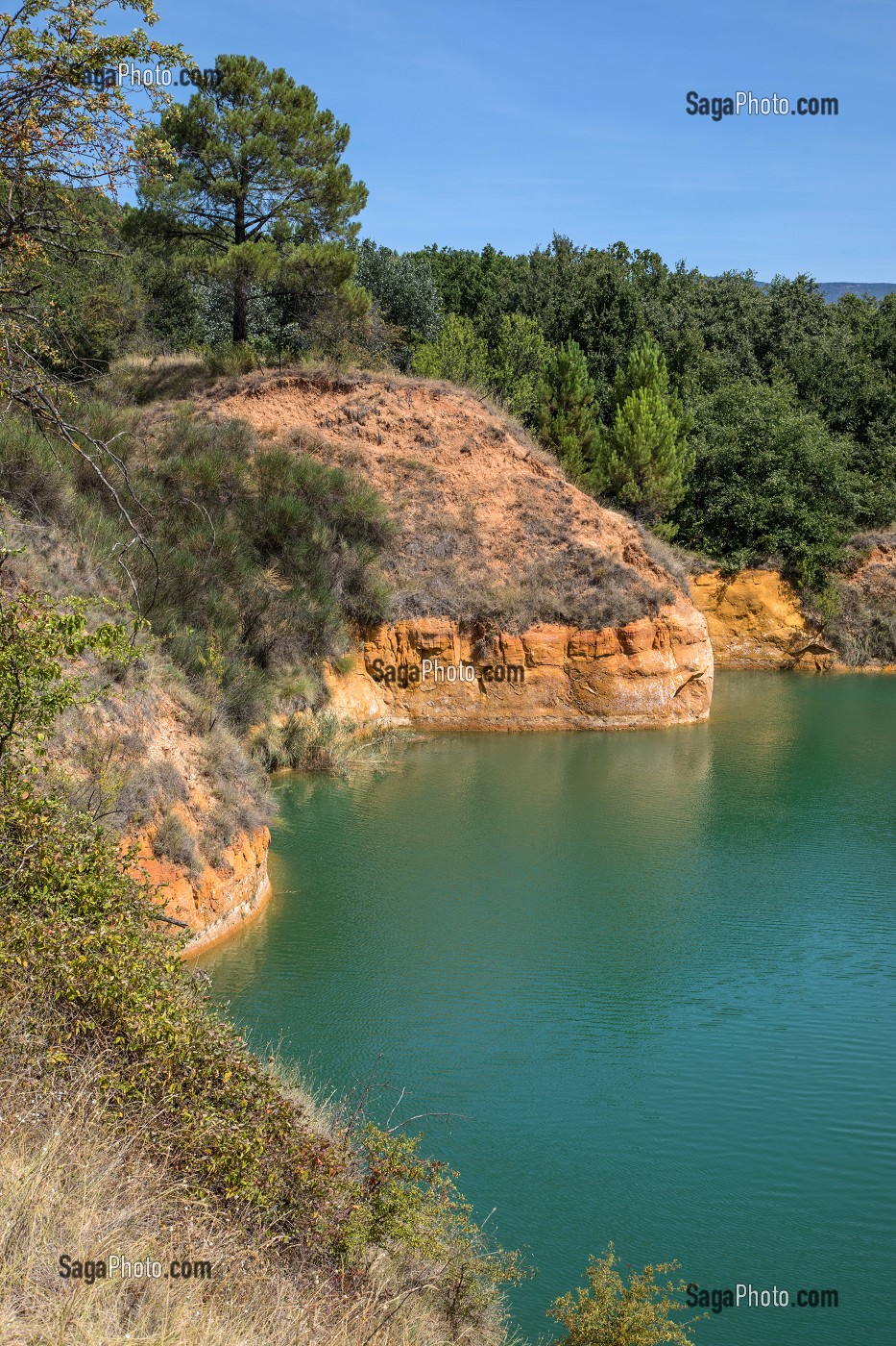 TROU D'EAU DANS LES ANCIENNES CARRIERES D'OCRES INONDEES, GARGAS (84), FRANCE 