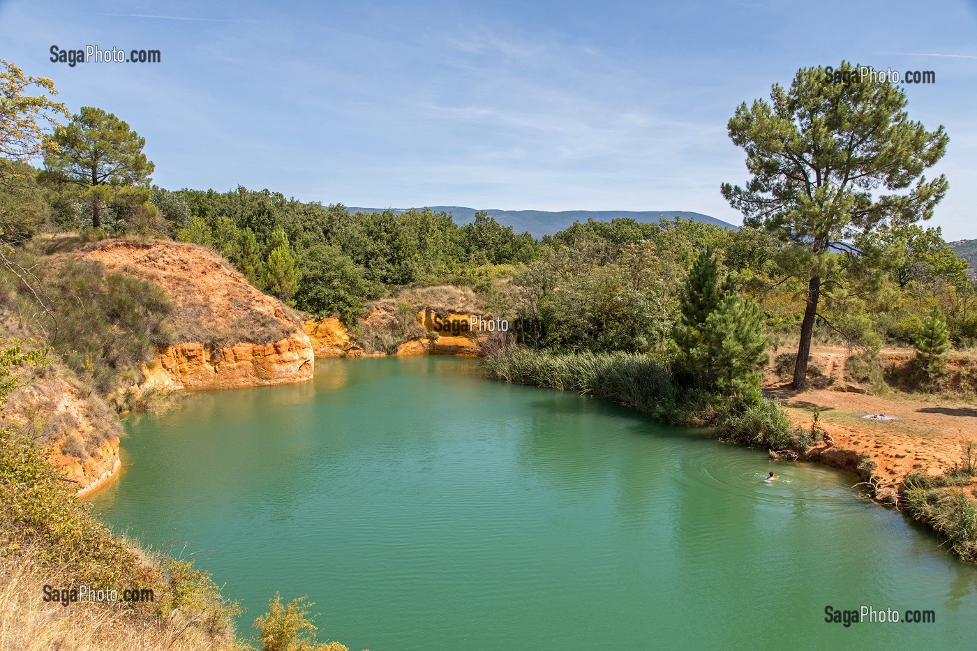 TROU D'EAU DANS LES ANCIENNES CARRIERES D'OCRES INONDEES, GARGAS (84), FRANCE 