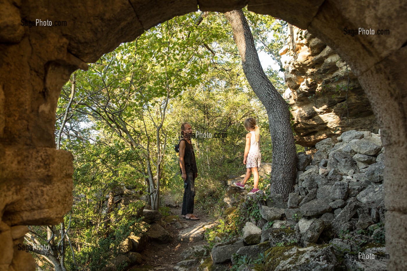 PERE ET SA FILLE SUR LES RUINES D'UN MONASTERE PRES DE SAIGNON (84), FRANCE 