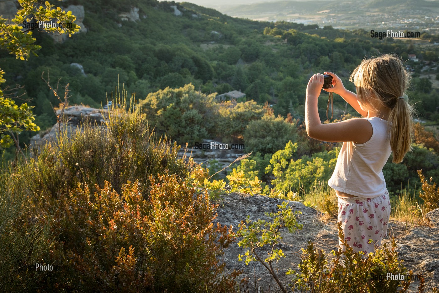 JEUNE FILLE EN TRAIN DE PHOTOGRAPHIER LA MONTAGNE DU LUBERON, SAIGNON (84), FRANCE 