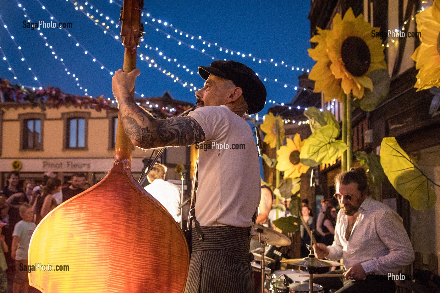 FETE DE LA MUSIQUE AVEC LE GROUPE LOCAL 'LES MEGOTS' SUR SCENE DEVANT LE CAFE 'LE POT D'ETAIN', PLACE DE VERDUN, VERNEUIL-SUR-AVRE (27), FRANCE 