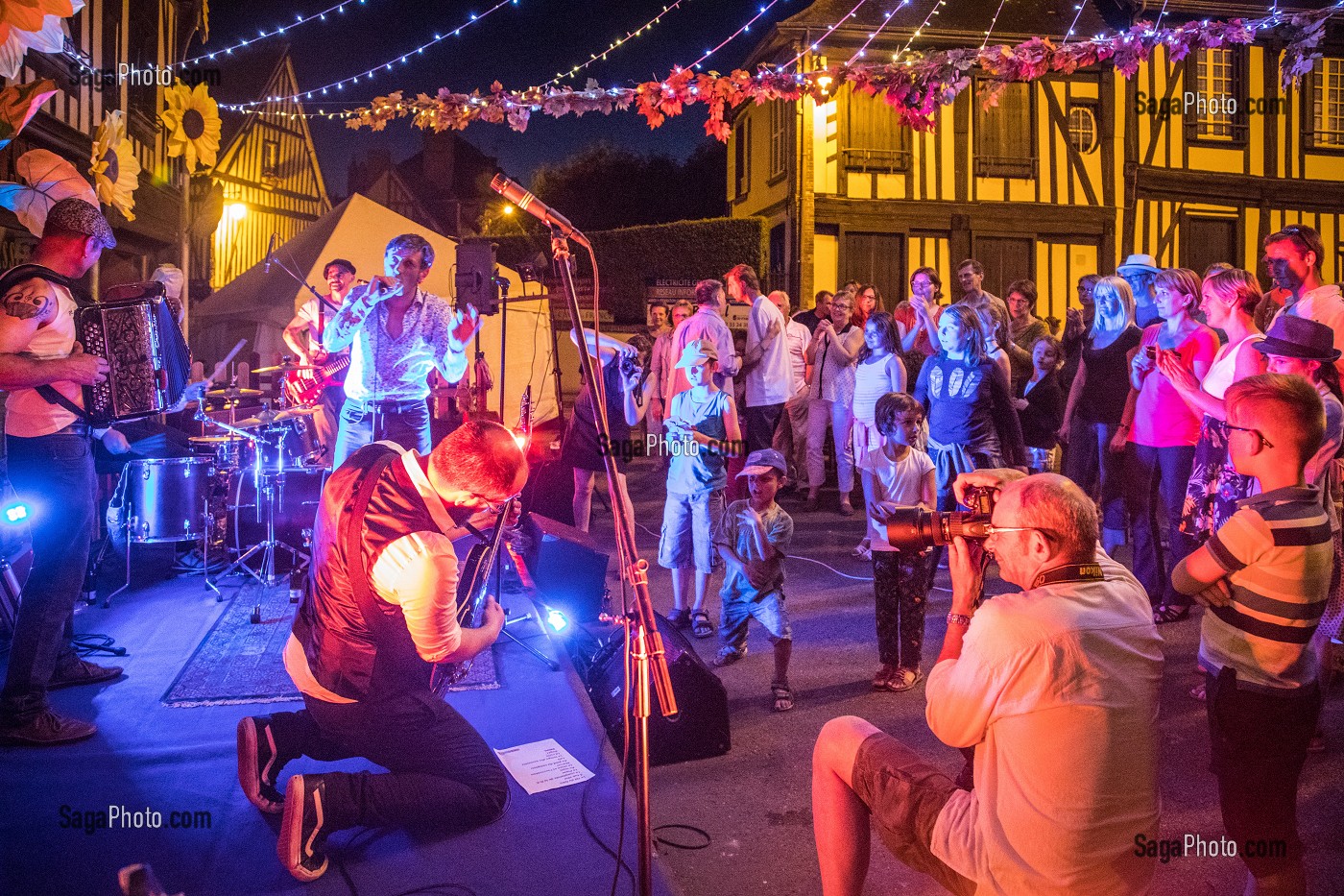 FETE DE LA MUSIQUE AVEC LE GROUPE LOCAL 'LES MEGOTS' SUR SCENE DEVANT LE CAFE 'LE POT D'ETAIN', PLACE DE VERDUN, VERNEUIL-SUR-AVRE (27), FRANCE 