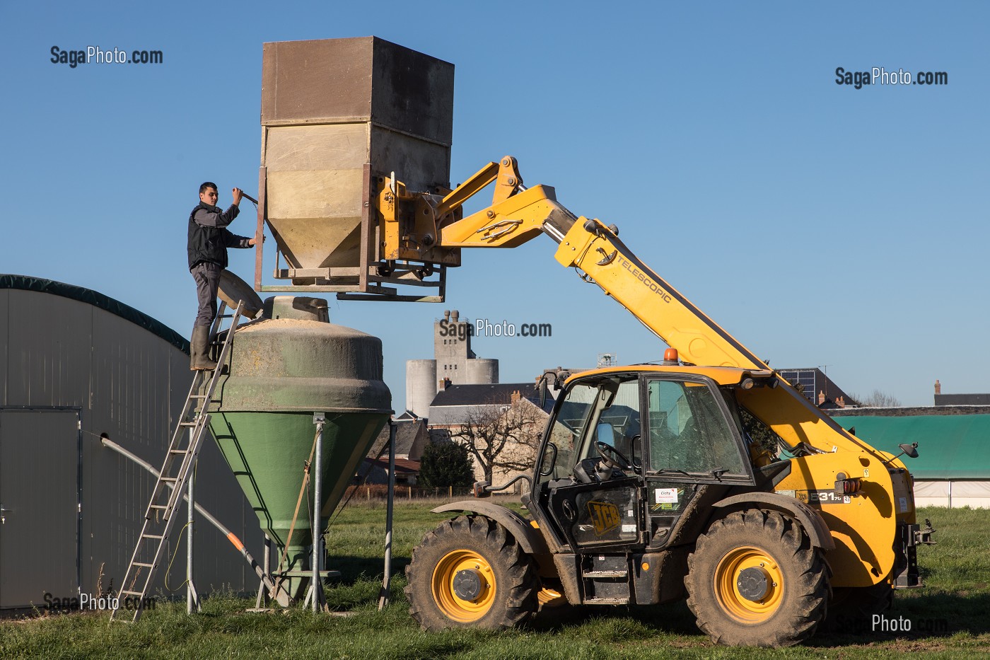 REMPLISSAGE DES RESERVOIRS D'ALIMENTATION EN CEREALES DE LA FERME, ELEVAGE DE VOLAILLES EN PLEIN AIR, PRODUITS FERMIERS DE TERROIR, FERME DE GRANDVILLAIN, ORGERES-EN-BEAUCE (28), FRANCE 