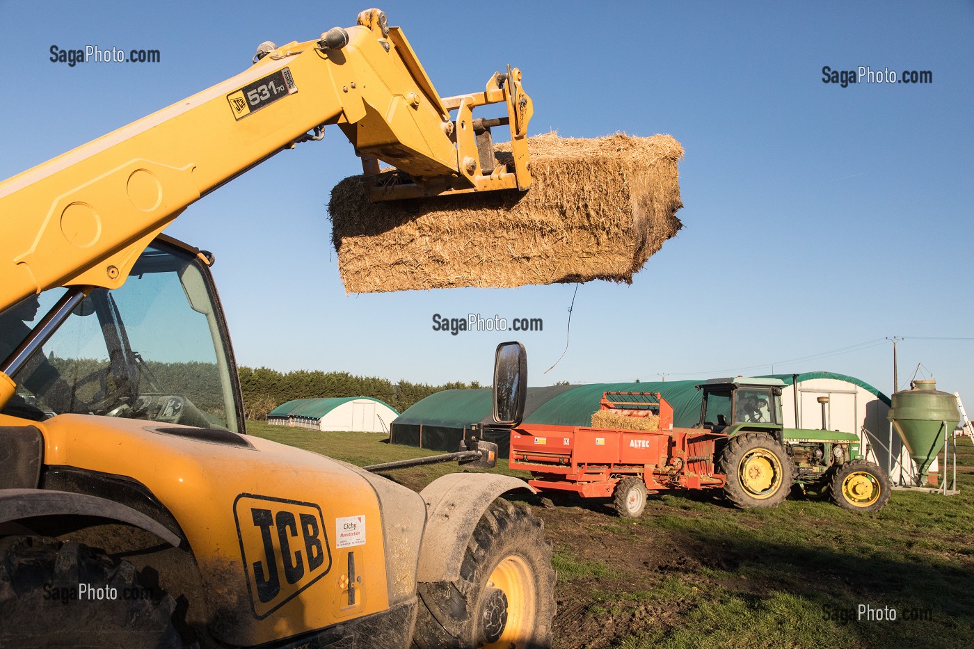 TRANSPORT DE PAILLE POUR LA LITIERE DES ANIMAUX, ELEVAGE DE VOLAILLES EN PLEIN AIR NOURRIES AUX CEREALES DE LA FERME, PRODUITS FERMIERS DE TERROIR, FERME DE GRANDVILLAIN, ORGERES-EN-BEAUCE (28), FRANCE 