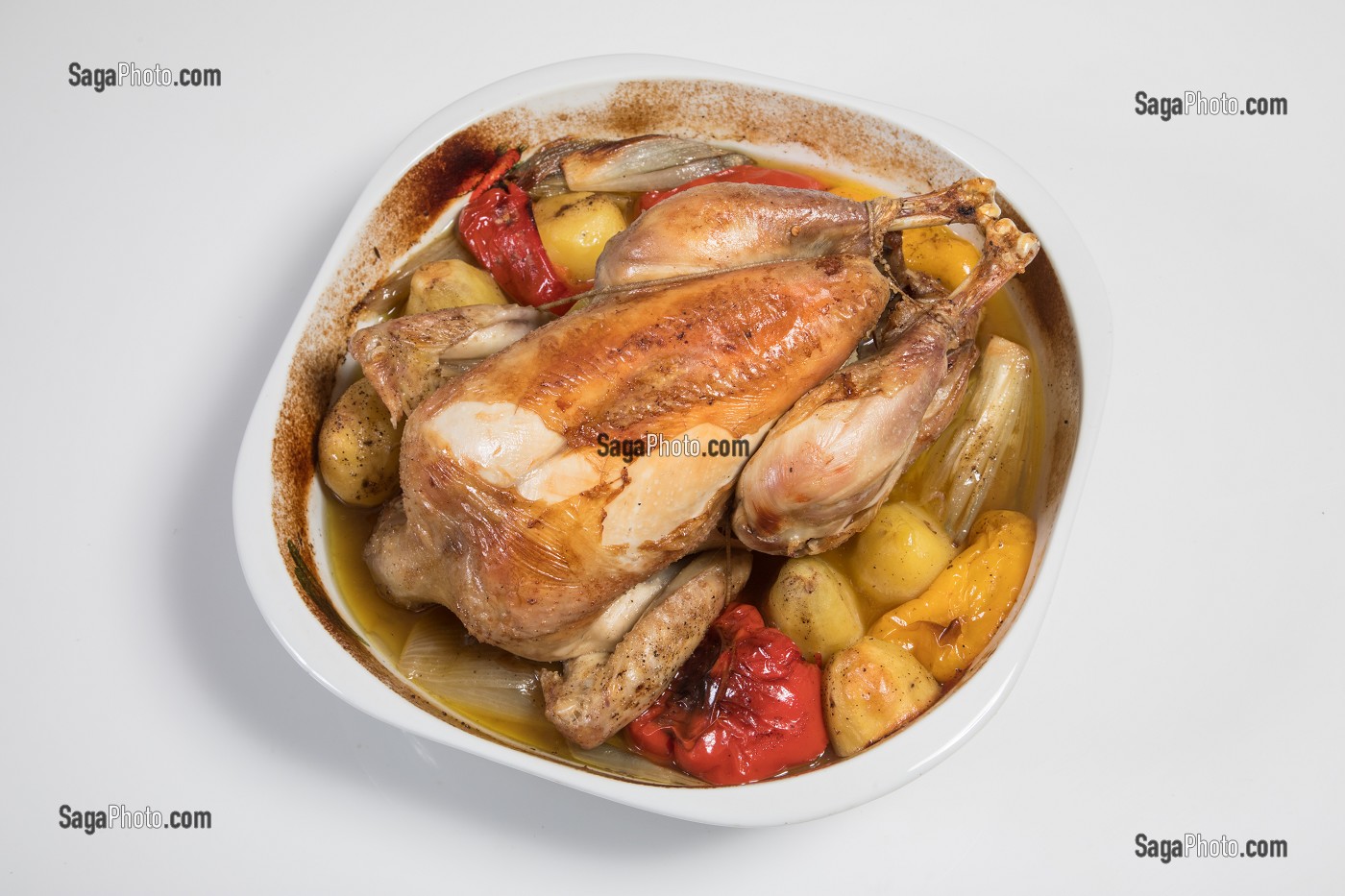 POULET ROTI CUIT AU FOUR, ELEVAGE DE VOLAILLES EN PLEIN AIR NOURRIES AUX CEREALES DE LA FERME, PRODUITS FERMIERS DE TERROIR, FERME DE GRANDVILLAIN, ORGERES-EN-BEAUCE (28), FRANCE 