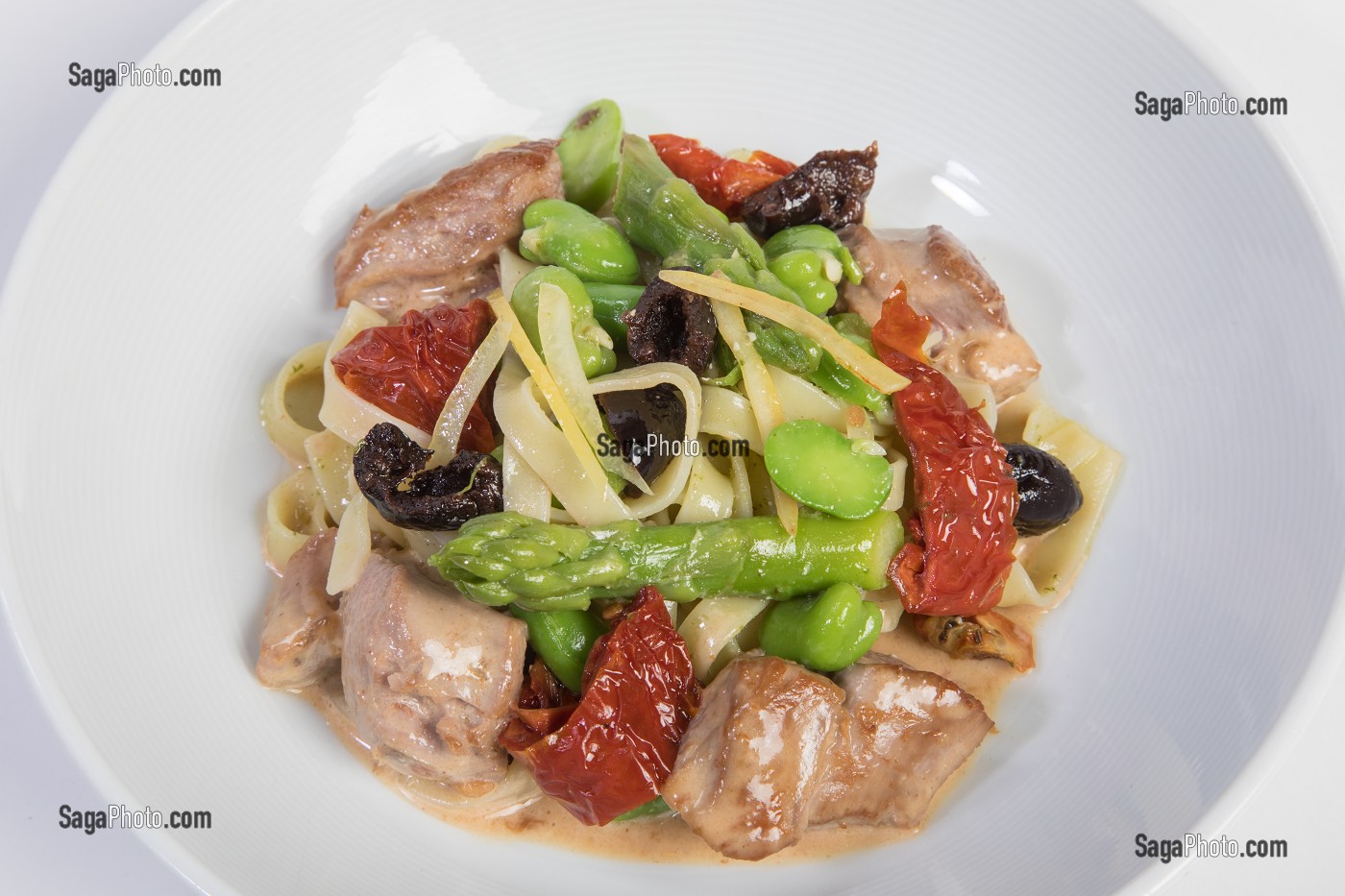 TAGLIATELLES DE FILET MIGNON AU PISTOU DE MENTHE, RECETTE DU CHEF ETOILE LAURENT CLEMENT, ATELIER DE CUISINE DU COURS GABRIEL, MARCHE DE SAISON, CHARTRES (28), FRANCE 