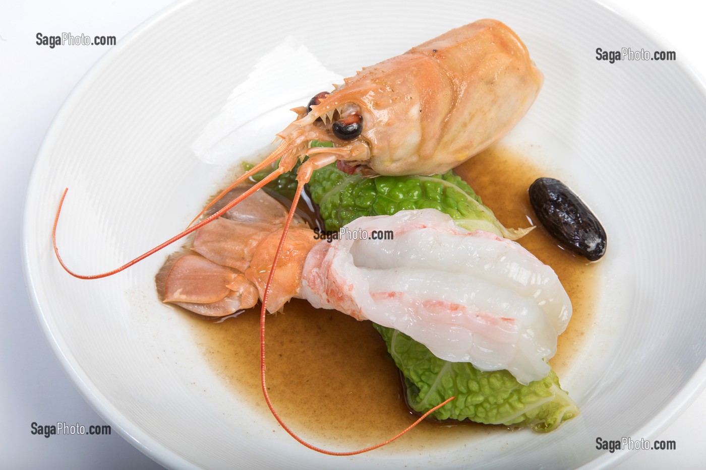 CHOU FARCI AU FOIE GRAS ET  LANGOUSTINES, RECETTE DU CHEF ETOILE LAURENT CLEMENT, ATELIER DE CUISINE DU COURS GABRIEL, MARCHE DE SAISON, CHARTRES (28), FRANCE 