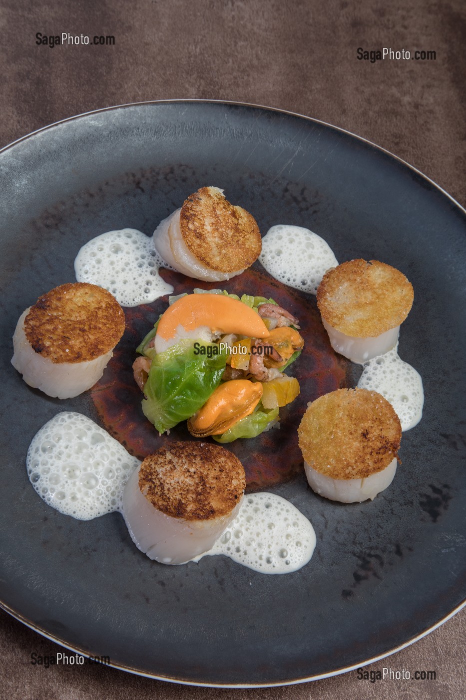 VIENNOISE DE COQUILLES SAINT JACQUES AUX CHOUX DE BRUXELLES, RECETTE DU CHEF ETOILE LAURENT CLEMENT, ATELIER DE CUISINE DU COURS GABRIEL, MARCHE DE SAISON, CHARTRES (28), FRANCE 