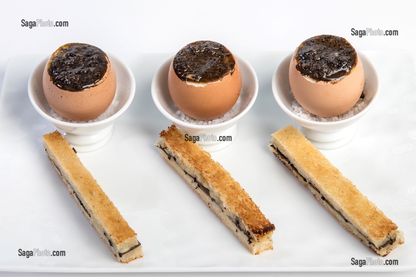 OEUF COQUE A LA TRUFFE, MOUILLETTE AU COMTE, RECETTE DU CHEF ETOILE LAURENT CLEMENT, ATELIER DE CUISINE DU COURS GABRIEL, MARCHE DE SAISON, CHARTRES (28), FRANCE 
