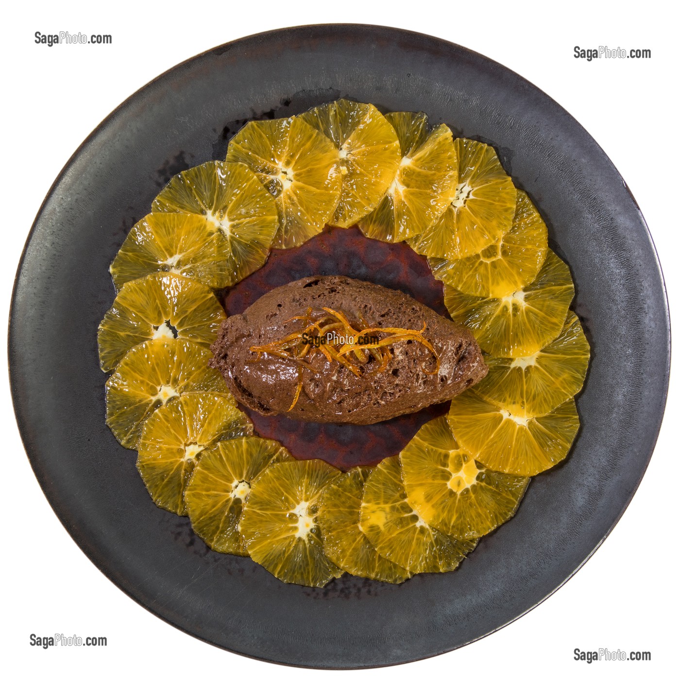 CARPACCIO D’ORANGE ET MOUSSE AU CHOCOLAT, RECETTE DU CHEF ETOILE LAURENT CLEMENT, ATELIER DE CUISINE DU COURS GABRIEL, MARCHE DE SAISON, CHARTRES (28), FRANCE 