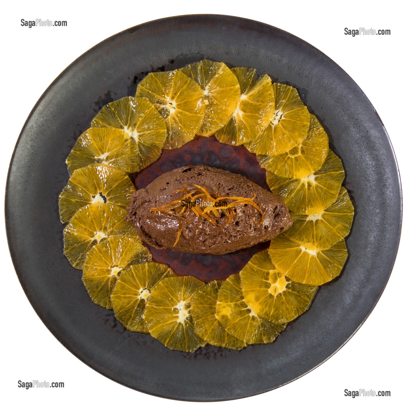 CARPACCIO D’ORANGE ET MOUSSE AU CHOCOLAT, RECETTE DU CHEF ETOILE LAURENT CLEMENT, ATELIER DE CUISINE DU COURS GABRIEL, MARCHE DE SAISON, CHARTRES (28), FRANCE 