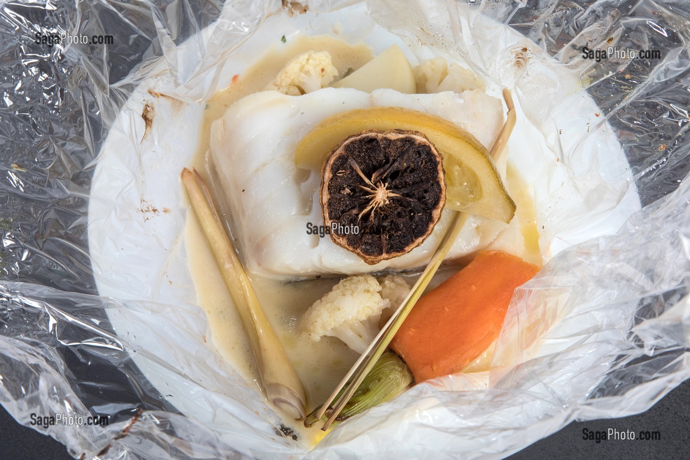 PAPILLOTE DE CABILLAUD A LA CITRONNELLE, RECETTE DU CHEF ETOILE LAURENT CLEMENT, ATELIER DE CUISINE DU COURS GABRIEL, MARCHE DE SAISON, CHARTRES (28), FRANCE 