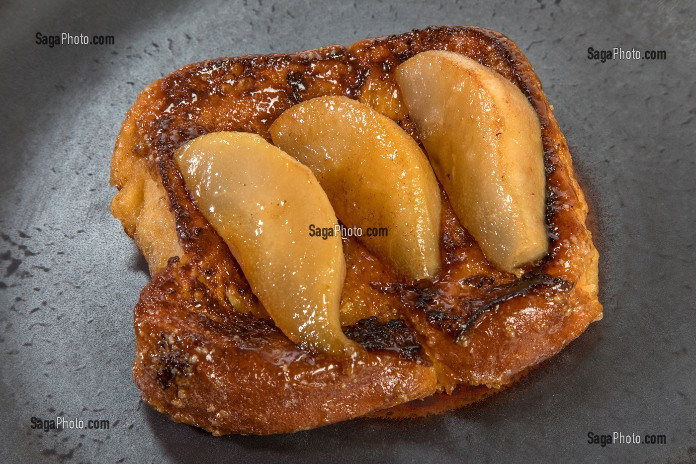 PAIN PERDU AUX POIRES CARAMELISEES, RECETTE DU CHEF ETOILE LAURENT CLEMENT, ATELIER DE CUISINE DU COURS GABRIEL, MARCHE DE SAISON, CHARTRES (28), FRANCE 