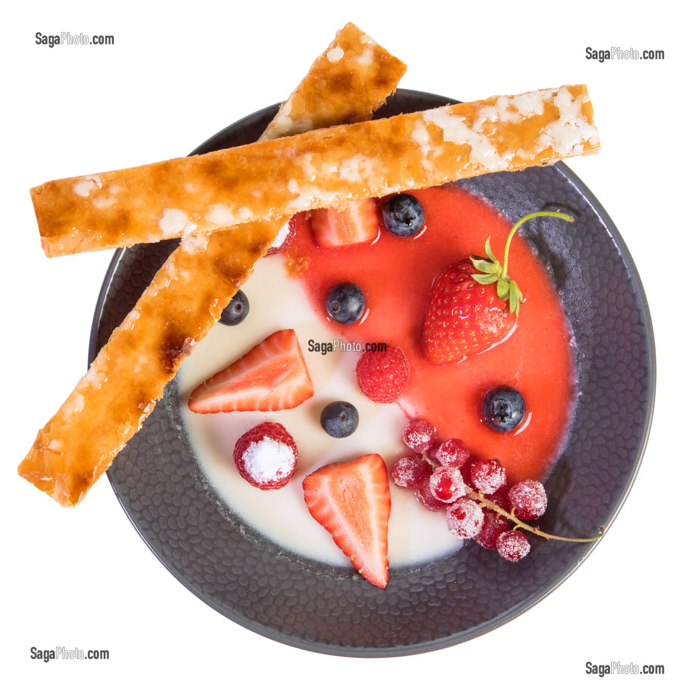BLANC-MANGER AUX FRUITS ROUGES, RECETTE DU CHEF ETOILE LAURENT CLEMENT, ATELIER DE CUISINE DU COURS GABRIEL, MARCHE DE SAISON, CHARTRES (28), FRANCE 