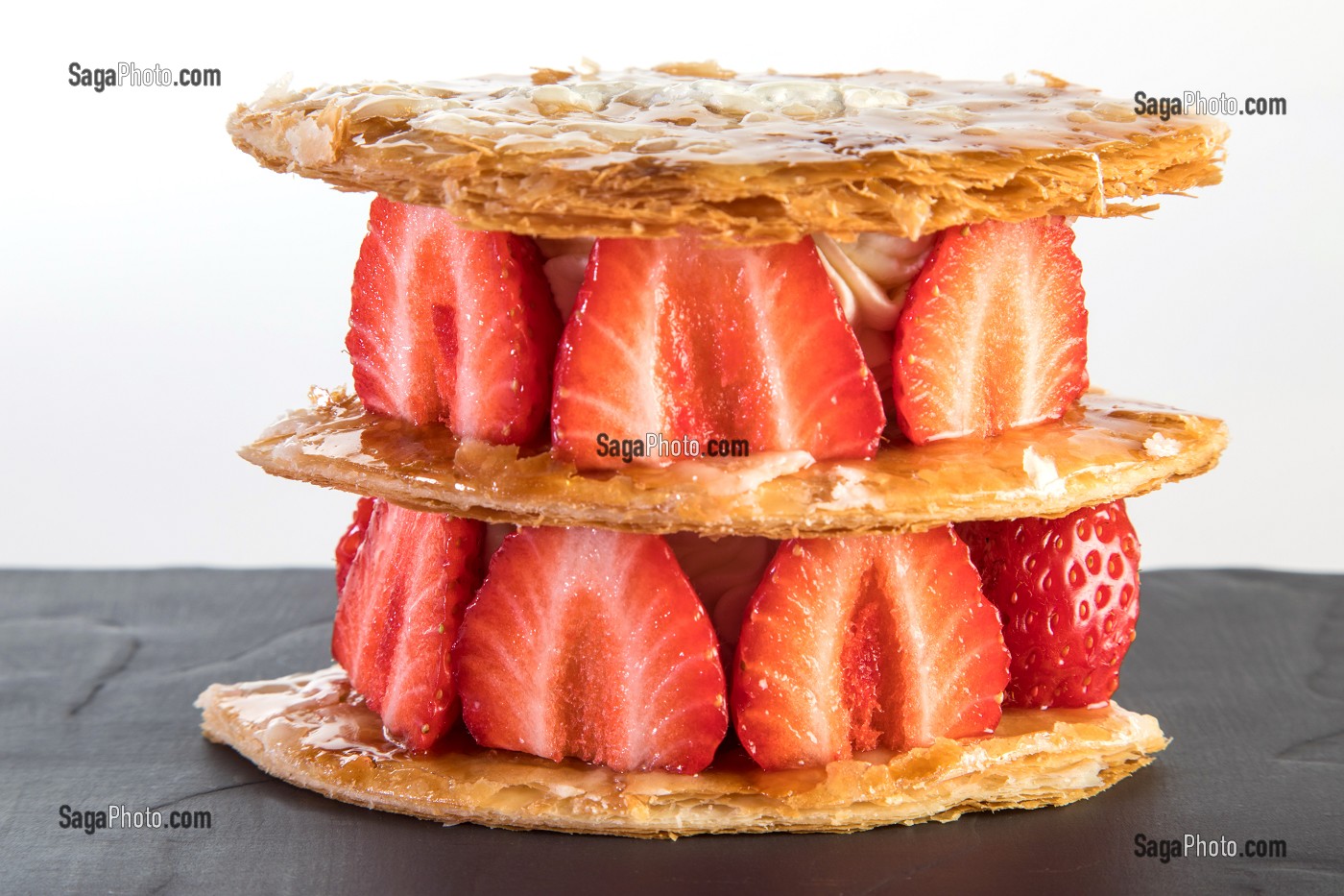 MILLEFEUILLE AUX FRAISES, RECETTE DU CHEF ETOILE LAURENT CLEMENT, ATELIER DE CUISINE DU COURS GABRIEL, MARCHE DE SAISON, CHARTRES (28), FRANCE 