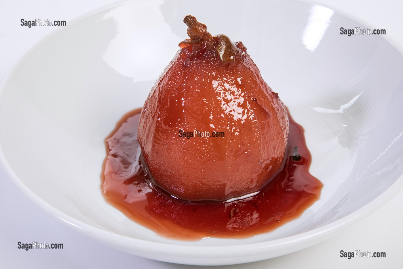 PECHE POCHEE AU VIN ROUGE, RECETTE DU CHEF ETOILE LAURENT CLEMENT, ATELIER DE CUISINE DU COURS GABRIEL, MARCHE DE SAISON, CHARTRES (28), FRANCE 