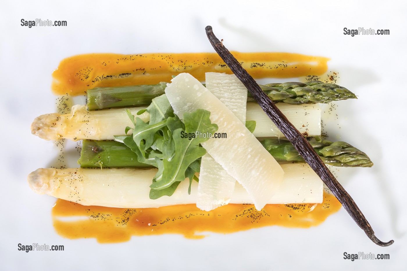 ASPERGES VERTES ET BLANCHES, ROQUETTE PARMESAN, HUILE DE VANILLE, RECETTE DU CHEF ETOILE LAURENT CLEMENT, ATELIER DE CUISINE DU COURS GABRIEL, MARCHE DE SAISON, CHARTRES (28), FRANCE 