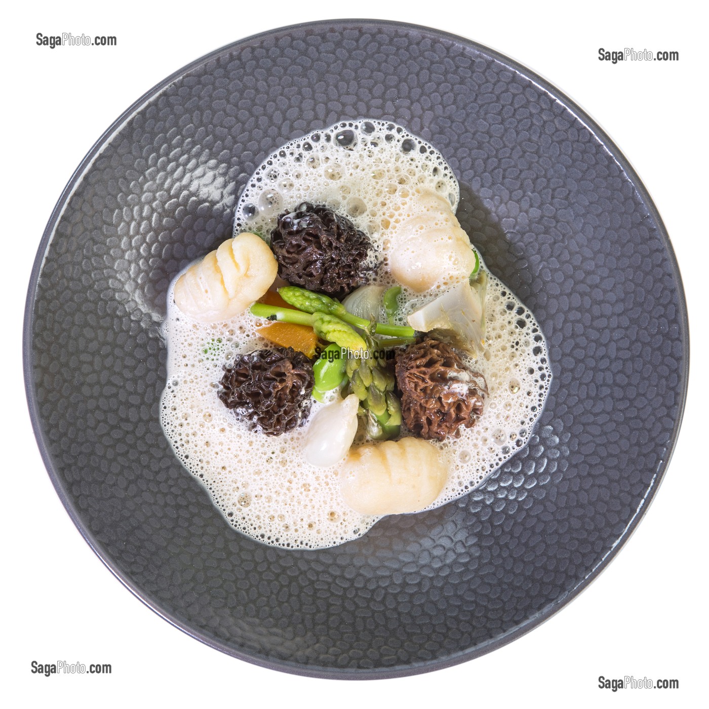 MORILLES FARCIES, PRIMEURS ET GNOCCHIS, SAUCE CREME, RECETTE DU CHEF ETOILE LAURENT CLEMENT, ATELIER DE CUISINE DU COURS GABRIEL, MARCHE DE SAISON, CHARTRES (28), FRANCE 